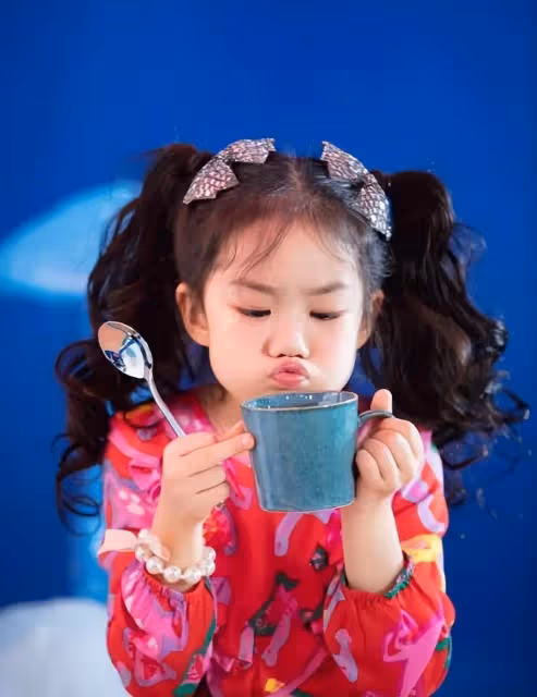 戚薇首談生子前腳摔折細節,透露陳小春救了她,女兒也在場被嚇壞