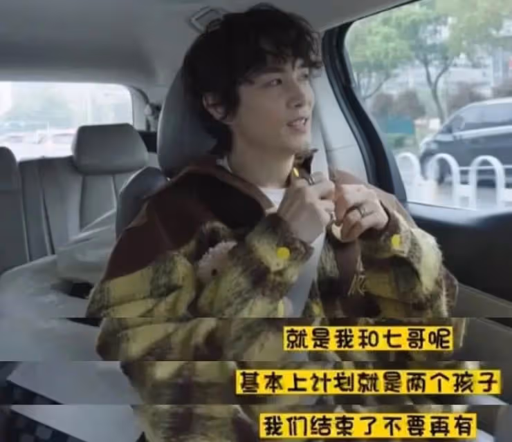 戚薇首談生子前腳摔折細節,透露陳小春救了她,女兒也在場被嚇壞