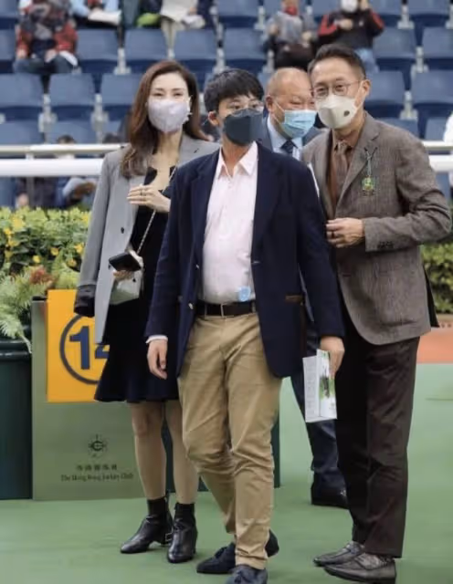 李嘉欣高調炫富,帶12歲兒子坐直升飛機過母親節,母子同框像情侶