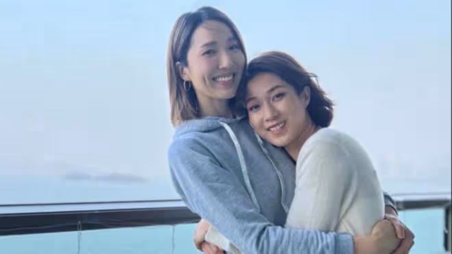 鍾嘉欣回港曬與李亞男聚會,2個媽媽帶5個娃,兩大選美冠軍再同框
