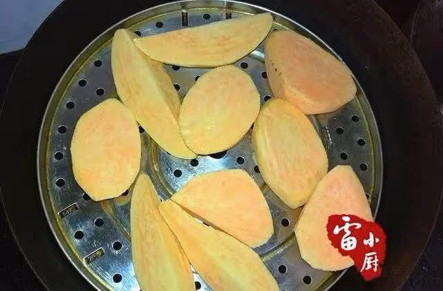 紅薯又一新的吃法,煎成餅,又香又糯,操作也簡單~