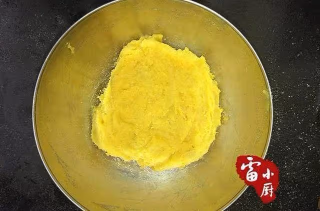 紅薯又一新的吃法,煎成餅,又香又糯,操作也簡單~