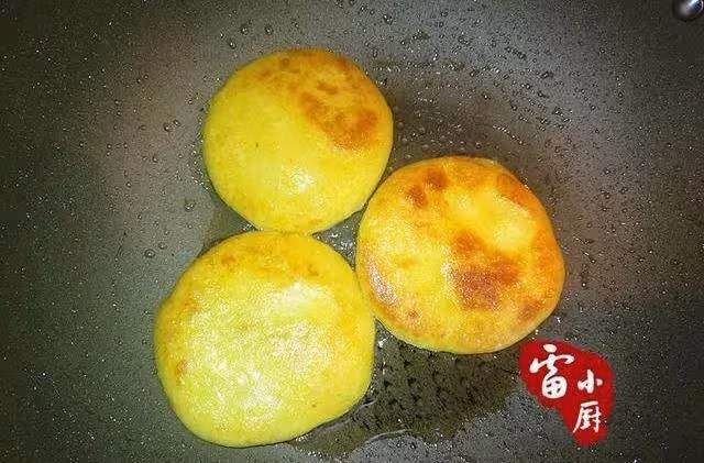 紅薯又一新的吃法,煎成餅,又香又糯,操作也簡單~