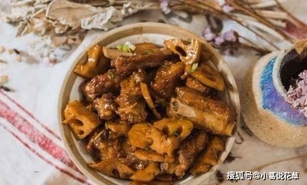 雞翅中人人都愛啃,香酥咖喱雞翅更是誘人,香辣蓮藕排骨,超贊~