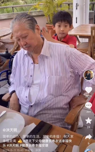 洪金寶攜家人度假,戴大金鍊紅光滿面,孫兒黑眼圈嚴重健康引擔憂