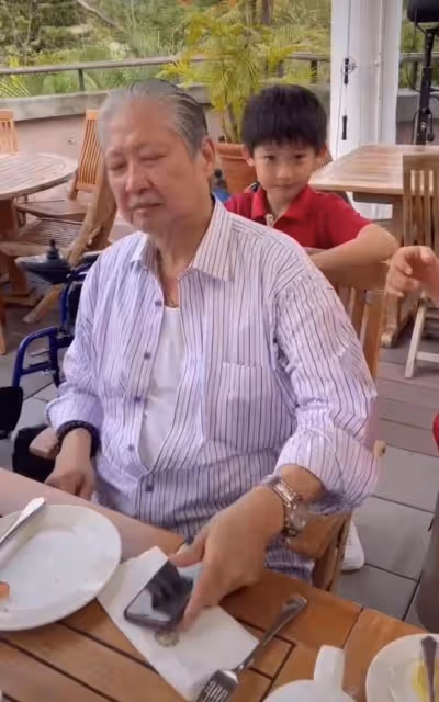 洪金寶攜家人度假,戴大金鍊紅光滿面,孫兒黑眼圈嚴重健康引擔憂