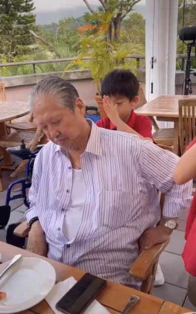洪金寶攜家人度假,戴大金鍊紅光滿面,孫兒黑眼圈嚴重健康引擔憂