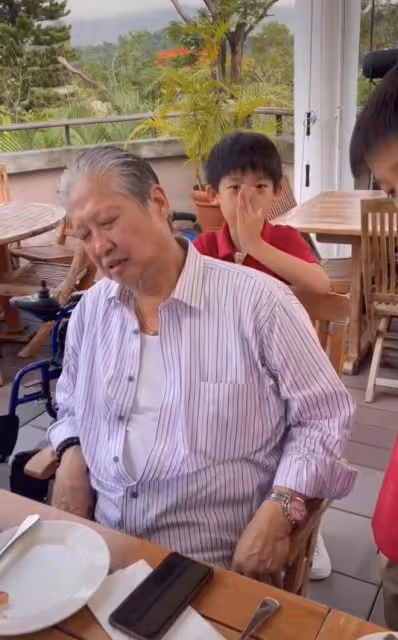 洪金寶攜家人度假,戴大金鍊紅光滿面,孫兒黑眼圈嚴重健康引擔憂