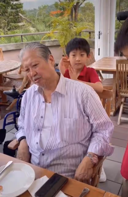 洪金寶攜家人度假,戴大金鍊紅光滿面,孫兒黑眼圈嚴重健康引擔憂