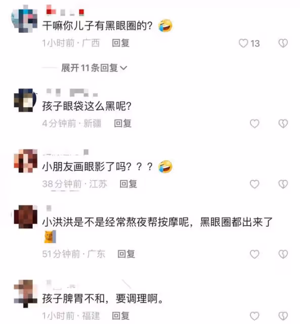 洪金寶攜家人度假,戴大金鍊紅光滿面,孫兒黑眼圈嚴重健康引擔憂