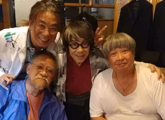 洪金寶攜家人度假,戴大金鍊紅光滿面,孫兒黑眼圈嚴重健康引擔憂
