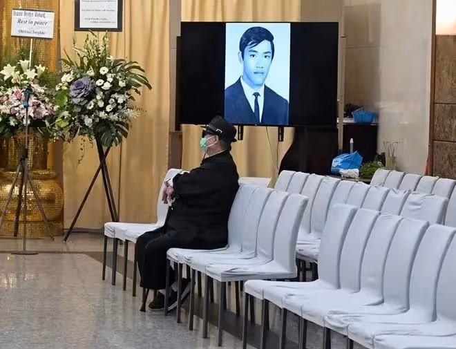 洪金寶攜家人度假,戴大金鍊紅光滿面,孫兒黑眼圈嚴重健康引擔憂
