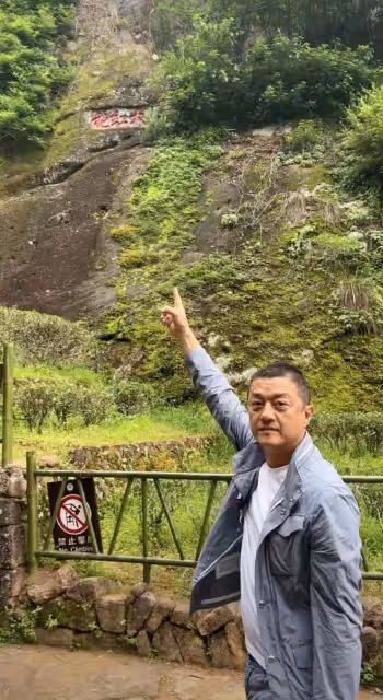 李亞鵬參觀武夷山大紅包樹被人鄙視,當地茶農:不懂就不要瞎介紹