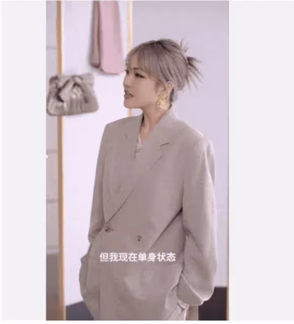 周揚青又惹爭議,自爆安檢識別不出自己的臉,被吐槽整容整過頭