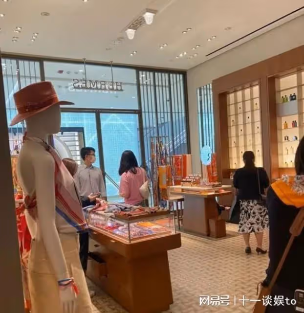 袁詠儀逛愛馬仕被偶遇，身材高挑氣質出眾，素顏露面狀態獲贊