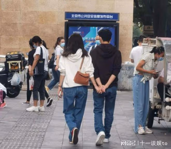 袁詠儀逛愛馬仕被偶遇，身材高挑氣質出眾，素顏露面狀態獲贊