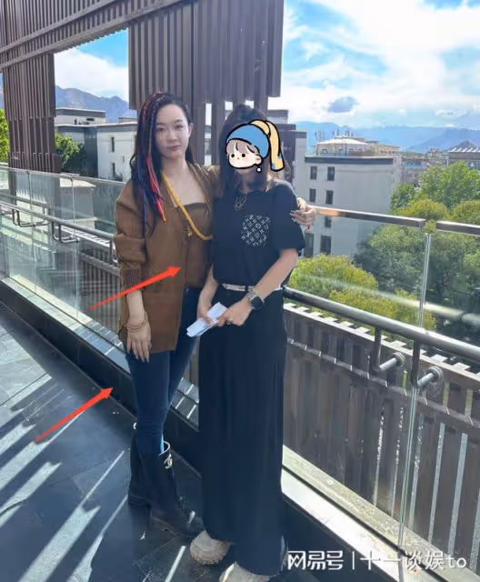 拉薩偶遇杜江夫婦,霍思燕面部圓潤身材壯實,被指沒有路人好看