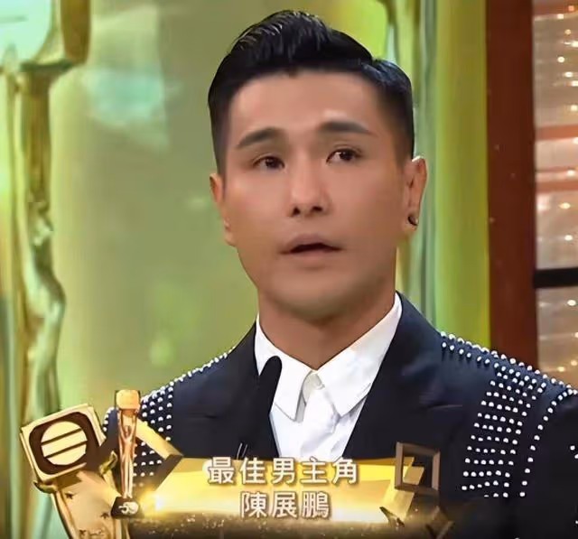 TVB視帝為妻子挑選透視裝出席晚宴,若隱若現展現神秘美感