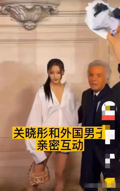 都是跟資本同框,跟陳都靈比起來關曉彤「犧牲太大了」