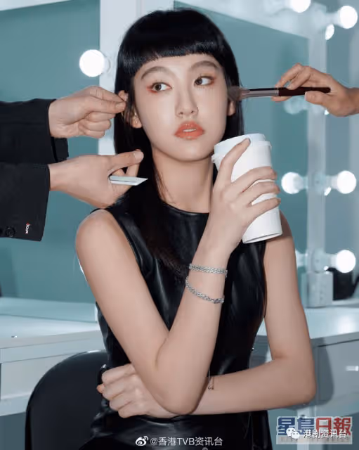 炎明熹現身入境處疑換成人身份證!素顏真面目曝光激似真人版「小雲」