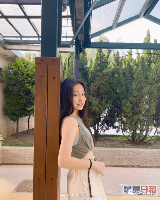 炎明熹現身入境處疑換成人身份證!素顏真面目曝光激似真人版「小雲」