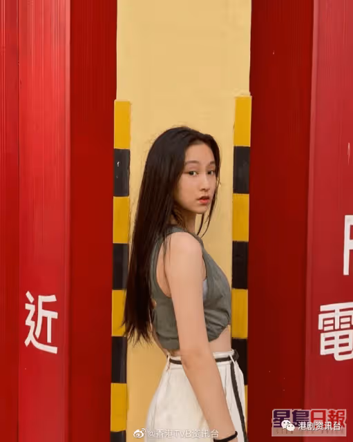 炎明熹現身入境處疑換成人身份證!素顏真面目曝光激似真人版「小雲」