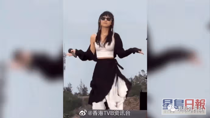 炎明熹現身入境處疑換成人身份證!素顏真面目曝光激似真人版「小雲」