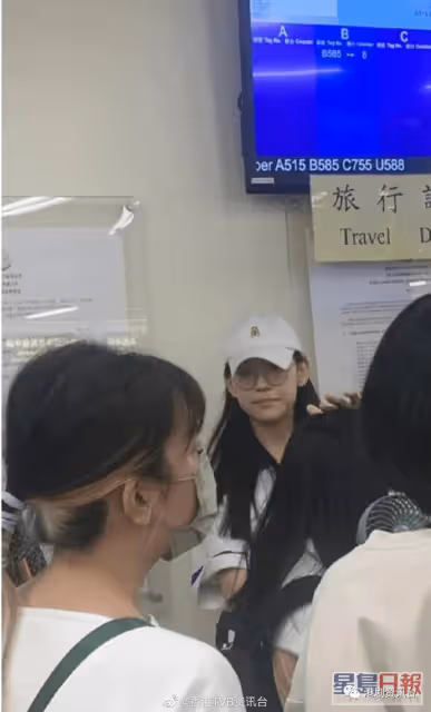 炎明熹現身入境處疑換成人身份證!素顏真面目曝光激似真人版「小雲」