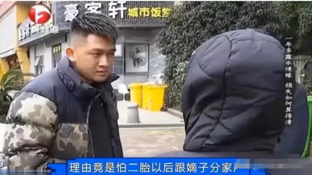 再婚仨月男子竟讓14歲兒子睡中間,妻子瞬間崩潰:衣服都不敢換