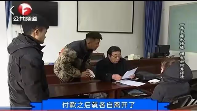 再婚仨月男子竟讓14歲兒子睡中間,妻子瞬間崩潰:衣服都不敢換