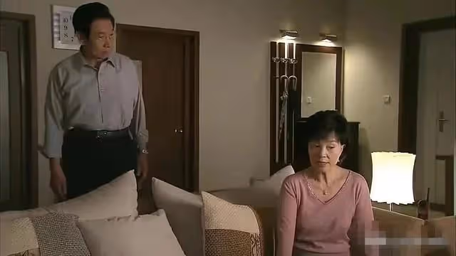 63歲母親心疼遠嫁女,讓女兒全家搬回來住,3年後女兒把她當仇人