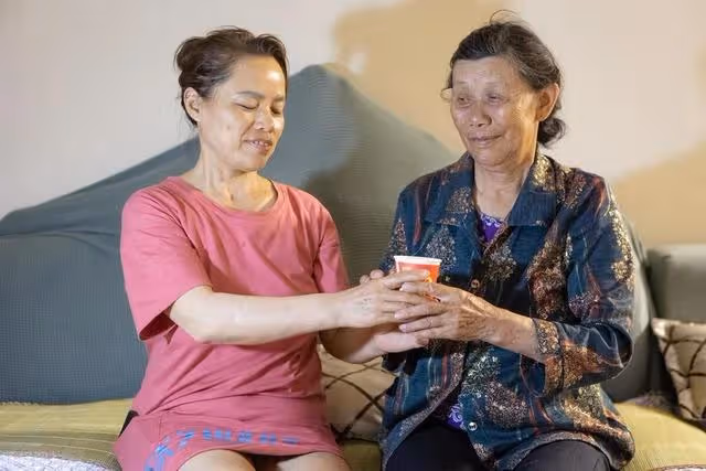 母親來我家養老後,丈夫、兒子和我都很討厭她,無奈之下我這樣做