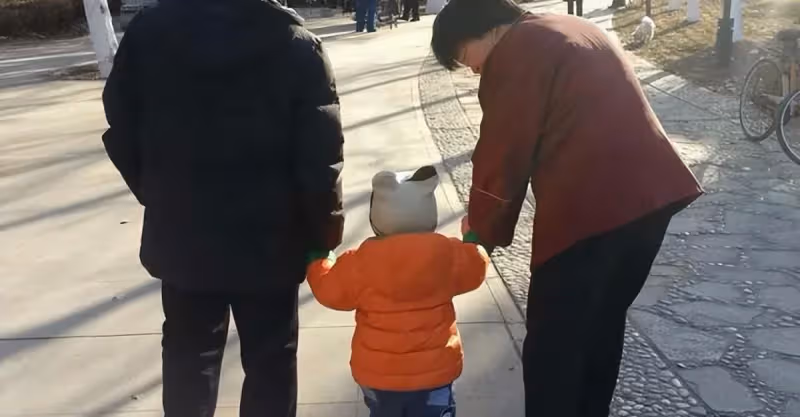退休幫兒子帶娃四年，母親節兒媳卻給親家一萬塊，大媽當晚離開