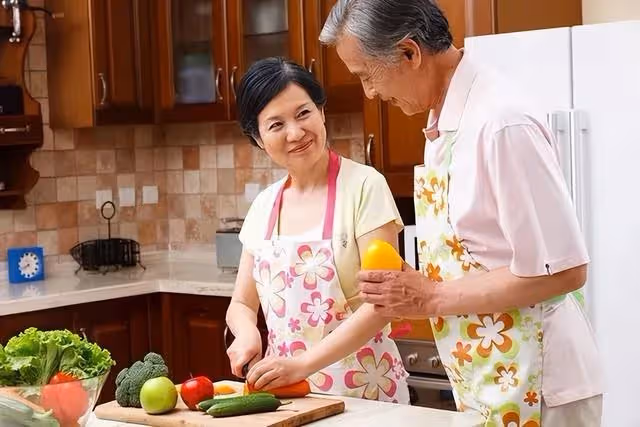 退休幫兒子帶娃四年,母親節兒媳卻給親家一萬塊,大媽當晚離開