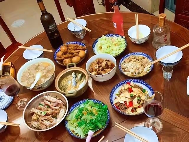 退休幫兒子帶娃四年,母親節兒媳卻給親家一萬塊,大媽當晚離開