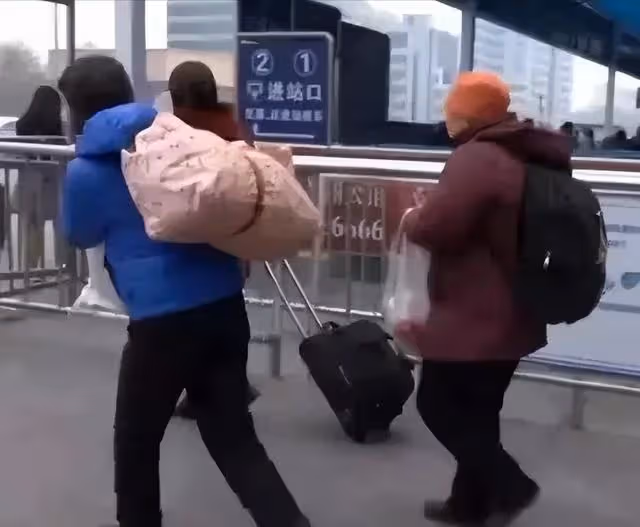 退休幫兒子帶娃四年,母親節兒媳卻給親家一萬塊,大媽當晚離開
