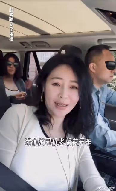 於明加一家四口出遊!身材豐腴,神秘老公罕露面,倆女兒近一米八