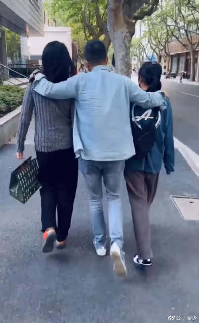 於明加一家四口出遊!身材豐腴,神秘老公罕露面,倆女兒近一米八