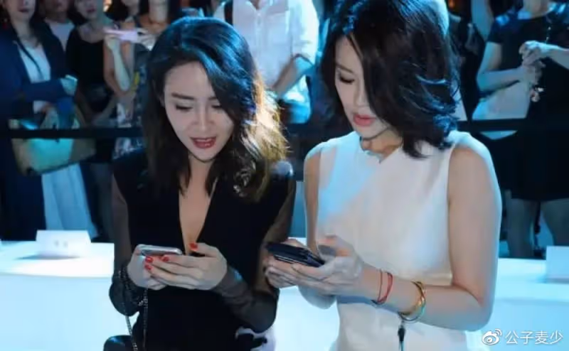 於明加一家四口出遊!身材豐腴,神秘老公罕露面,倆女兒近一米八
