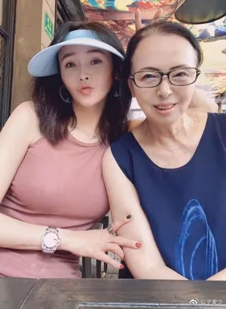 於明加一家四口出遊!身材豐腴,神秘老公罕露面,倆女兒近一米八