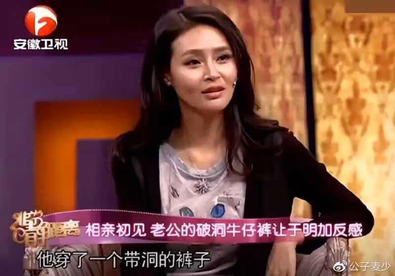 於明加一家四口出遊!身材豐腴,神秘老公罕露面,倆女兒近一米八