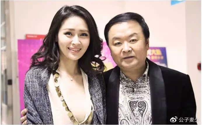 於明加一家四口出遊!身材豐腴,神秘老公罕露面,倆女兒近一米八
