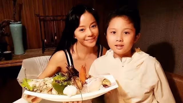 母乳喂養到12歲，同床共枕到15歲 ，這對明星母子叫人大開眼界