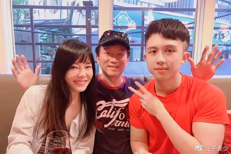 母乳喂養到12歲,同床共枕到15歲 ,這對明星母子叫人大開眼界