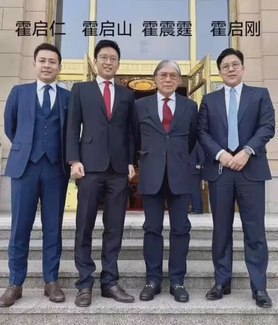 霍啟剛曬父子4人同框照,兄弟3人各有特點,霍啟山成顏值擔當