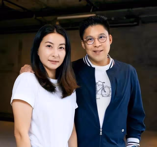 霍啟剛曬父子4人同框照,兄弟3人各有特點,霍啟山成顏值擔當