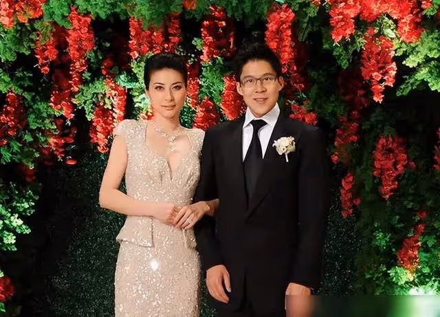 霍啟剛曬父子4人同框照,兄弟3人各有特點,霍啟山成顏值擔當