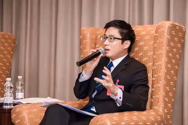 霍啟剛曬父子4人同框照,兄弟3人各有特點,霍啟山成顏值擔當
