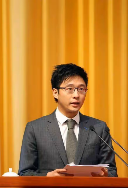 霍啟剛曬父子4人同框照,兄弟3人各有特點,霍啟山成顏值擔當