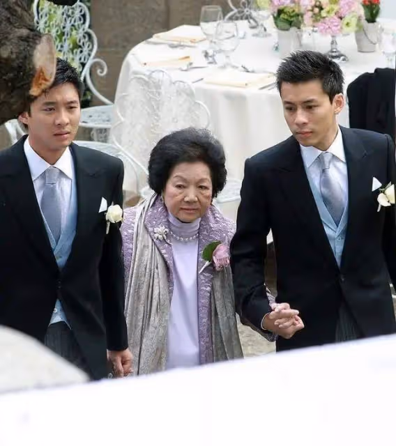 霍啟剛曬父子4人同框照,兄弟3人各有特點,霍啟山成顏值擔當